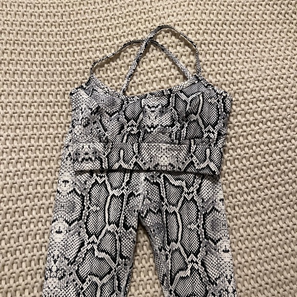 Varley xs snakeskin legging and bra set. Worn once, perfect condition. So soft! - Picture 1 of 4